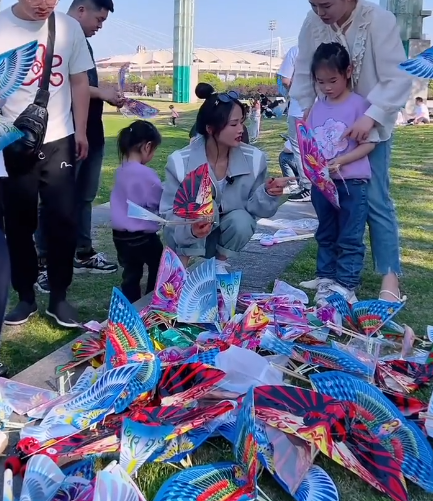 湖南小伙公園擺地攤賣神奇的魯班飛鳥，一個賣10塊工廠拿貨才2塊，一天輕松賺1000元