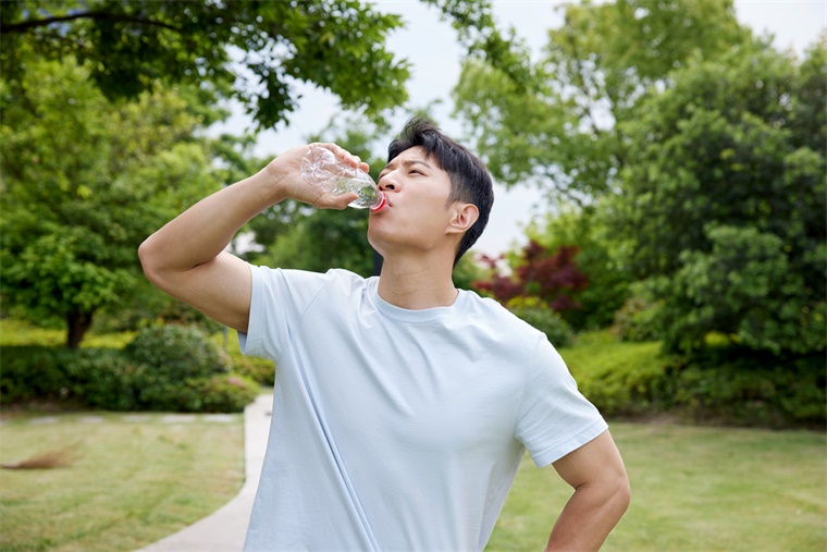 飲用水跌回1元時代！綠瓶農(nóng)夫山泉低至0.66元/瓶，娃哈哈、康師傅等品牌集體跟進降價，專家稱價格戰(zhàn)對整個產(chǎn)業(yè)鏈都有益