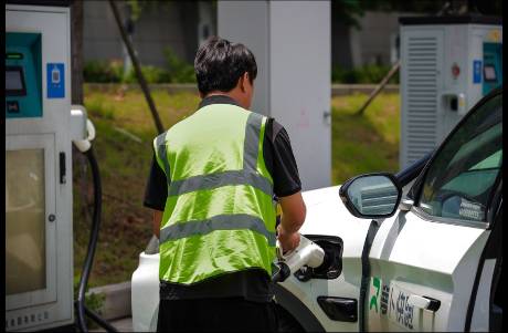 無人車背面 參與創(chuàng)造歷史的人