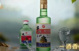 光瓶酒火了，牛欄山?jīng)隽耍? /></p><p>作者 | 李白玉</p><p>編輯 | 趣解商業(yè)·酒香頻道</p><p>白酒市場雖然遇冷，但光瓶酒賽道卻迎來高速發(fā)展期。洋河、瀘州老窖、珍酒等頭部知名酒企紛紛推出光瓶酒產(chǎn)品；反觀昔日光瓶酒大王牛欄山，如今卻風(fēng)光難再。</p><p>近日，順鑫農(nóng)業(yè)（000860.SZ）披露的半年報(bào)顯示，定價(jià)在10元以下/500ml，以陳釀、傳統(tǒng)二鍋頭為代表的公司主流產(chǎn)品低檔酒，上半年?duì)I收同比下降25.41%，為降幅最大的品類；主力產(chǎn)品白牛二上半年銷量同比降33.05%，庫存量同比暴增652.13%，終端動(dòng)銷不暢問題嚴(yán)峻。</p><p>面對行業(yè)轉(zhuǎn)型與周期波動(dòng)的雙重考驗(yàn)，順鑫農(nóng)業(yè)眼下的日子不好過。</p><h1> 01.白牛二遇冷<p>順鑫農(nóng)業(yè)半年報(bào)數(shù)據(jù)顯示，今年上半年實(shí)現(xiàn)營收45.93億元，同比下降19.24%；歸母凈利潤1.73億元，同比驟降59.09%。在A股20家白酒上市公司中，順鑫農(nóng)業(yè)上半年利潤降幅位居第三。</p><p>作為公司核心業(yè)務(wù)的白酒板塊，上半年?duì)I業(yè)收入36.06億元，同比下滑23.25%，收入占比也從上年同期的82.61%降至78.51%。豬肉業(yè)務(wù)實(shí)現(xiàn)收入7.82億元，與上年基本持平；不過，豬肉業(yè)務(wù)的毛利率已經(jīng)降到了0.01%，同比下滑2.52%，利潤空間微乎其微。</p><p>對于這份雙降的成績單，順鑫農(nóng)業(yè)管理層在投資者交流會(huì)中作出解釋，稱因報(bào)告期內(nèi)白酒行業(yè)深度調(diào)整，公司白酒板塊承壓，白酒產(chǎn)品銷售量同比減少，影響了整體營收和利潤水平；而豬肉業(yè)務(wù)得益于落實(shí)樹品牌、抓兩端、控中間發(fā)展思路，在報(bào)告期內(nèi)總體減虧。</p><p><p align=